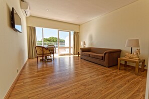 Apartamento luxo, 1 quarto | Sala de estar | TV