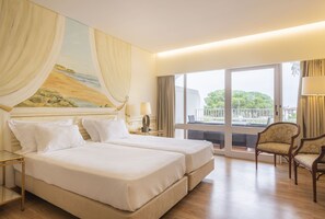 Family Apartment, 2 Bedrooms | Meja, langsir/tirai gelap terus, kalis bunyi, Wi-fi percuma