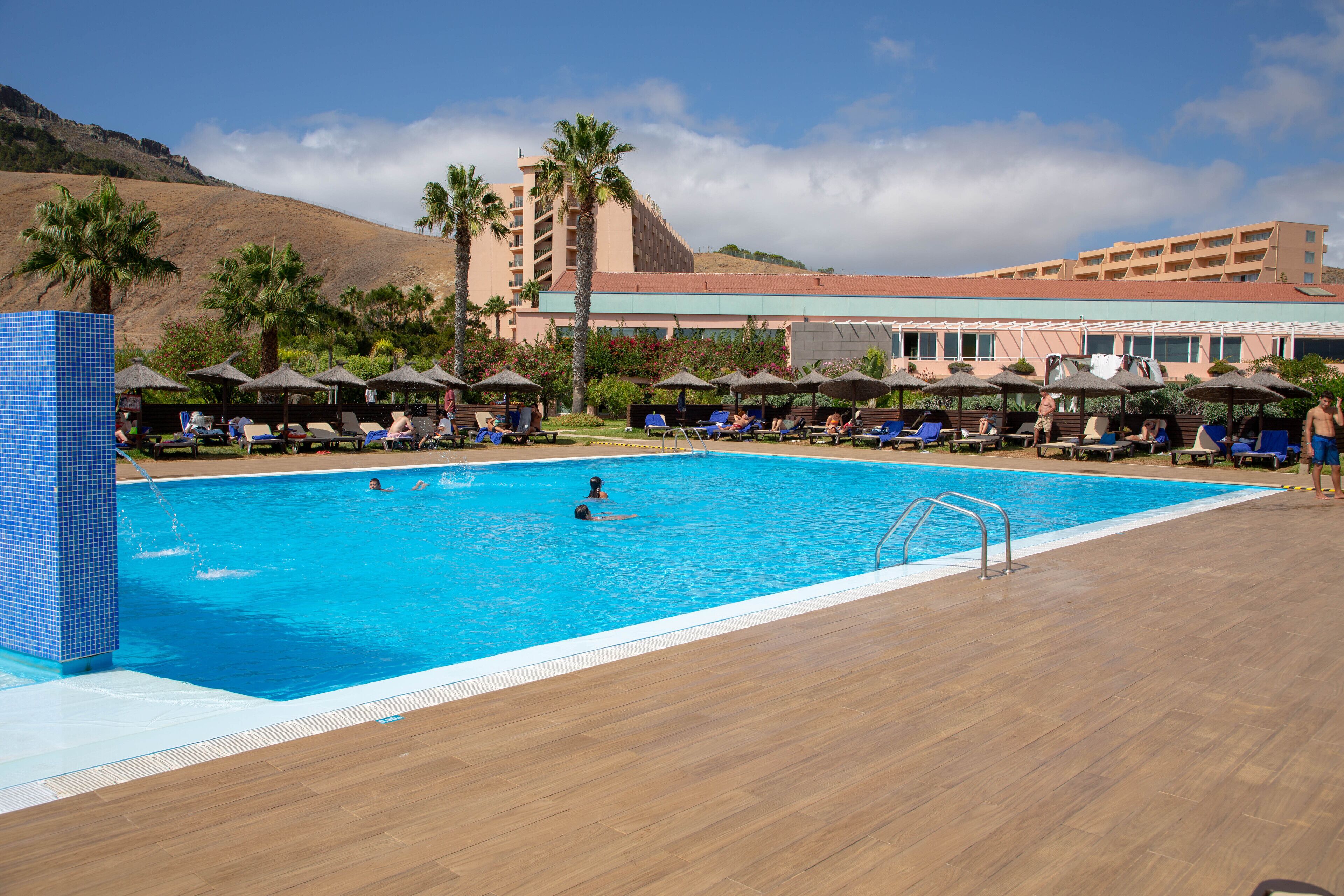 Piscina coperta, piscina all'aperto, ombrelloni da piscina, lettini