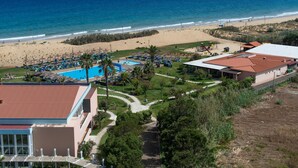A resort with a swimming pool, beach access, and a view of the ocean. - Vila Baleira Porto Santo (Porto Santo)
