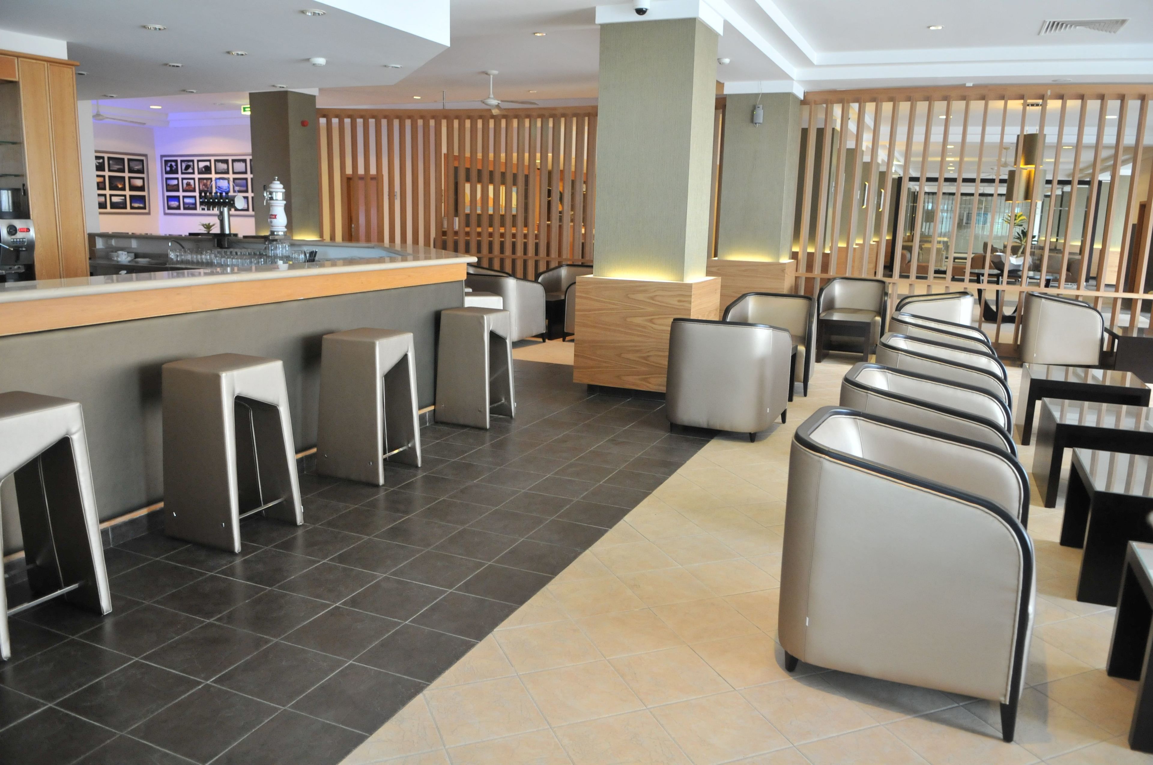 3 bars/lounges, lobby lounge