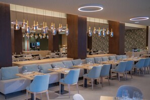 3 restoran; sarapan, makan tengah hari dan makan malam dihidangkan