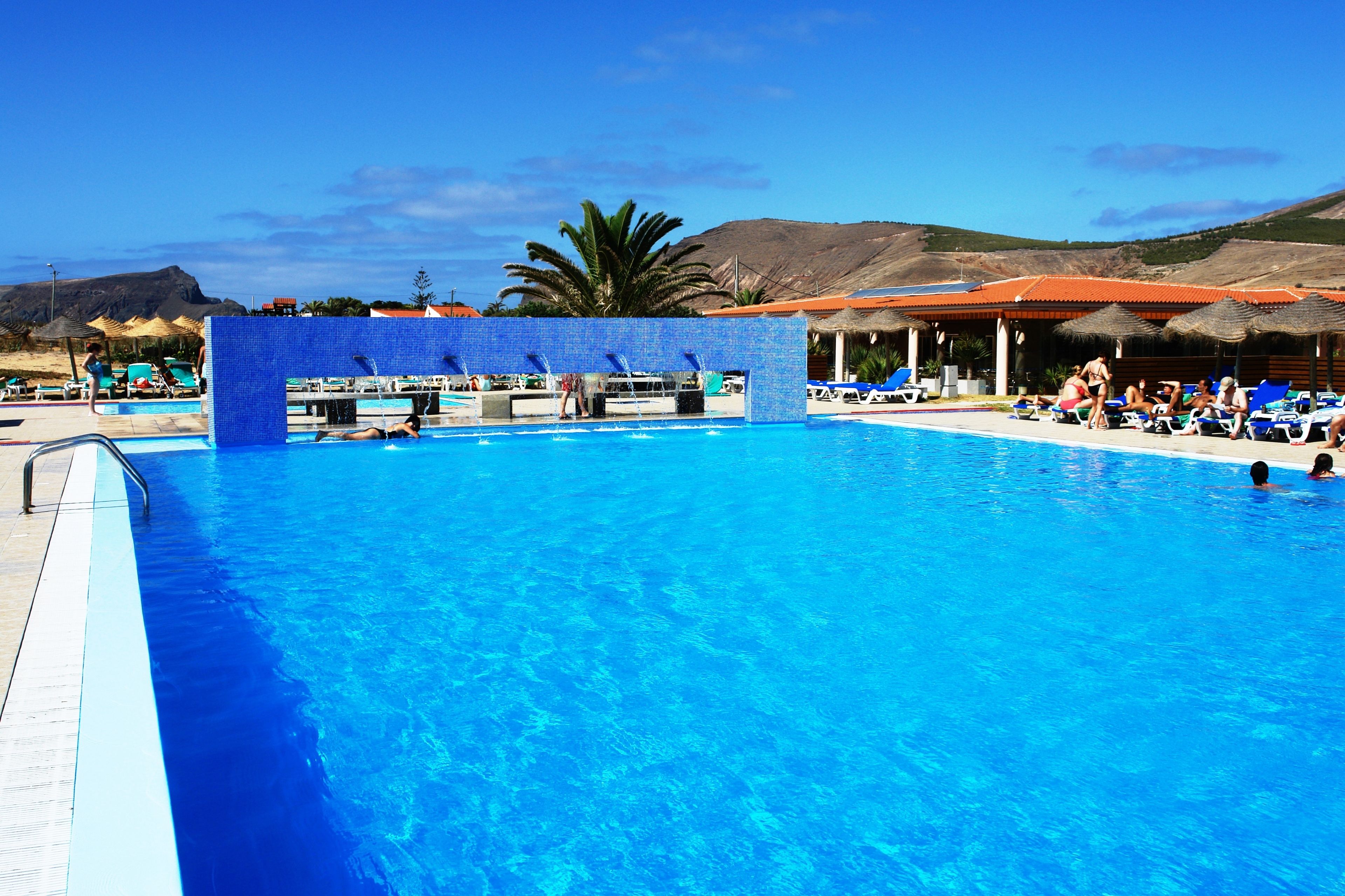 室内游泳池，室外游泳池，池畔遮阳伞，日光浴躺椅