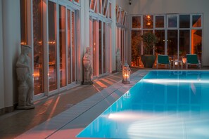 Piscine intérieure, piscine extérieure, parasols, chaises longues