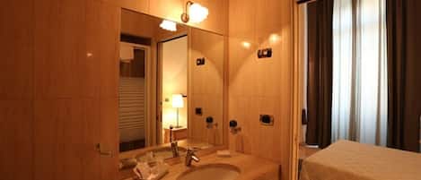 Superior-Doppel- oder -Zweibettzimmer, Stadtblick | Badezimmer | Regendusche, kostenlose Toilettenartikel, Haartrockner, Bidet