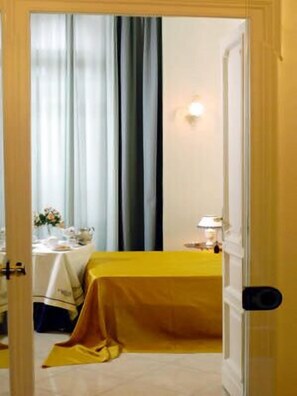In-room safe, iron/ironing board, bed sheets - Bovio Suite (Naples)
