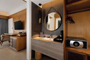Grand Deluxe Room | Safe på rommet, skrivebord, strykejern/-brett og wi-fi (inkludert)