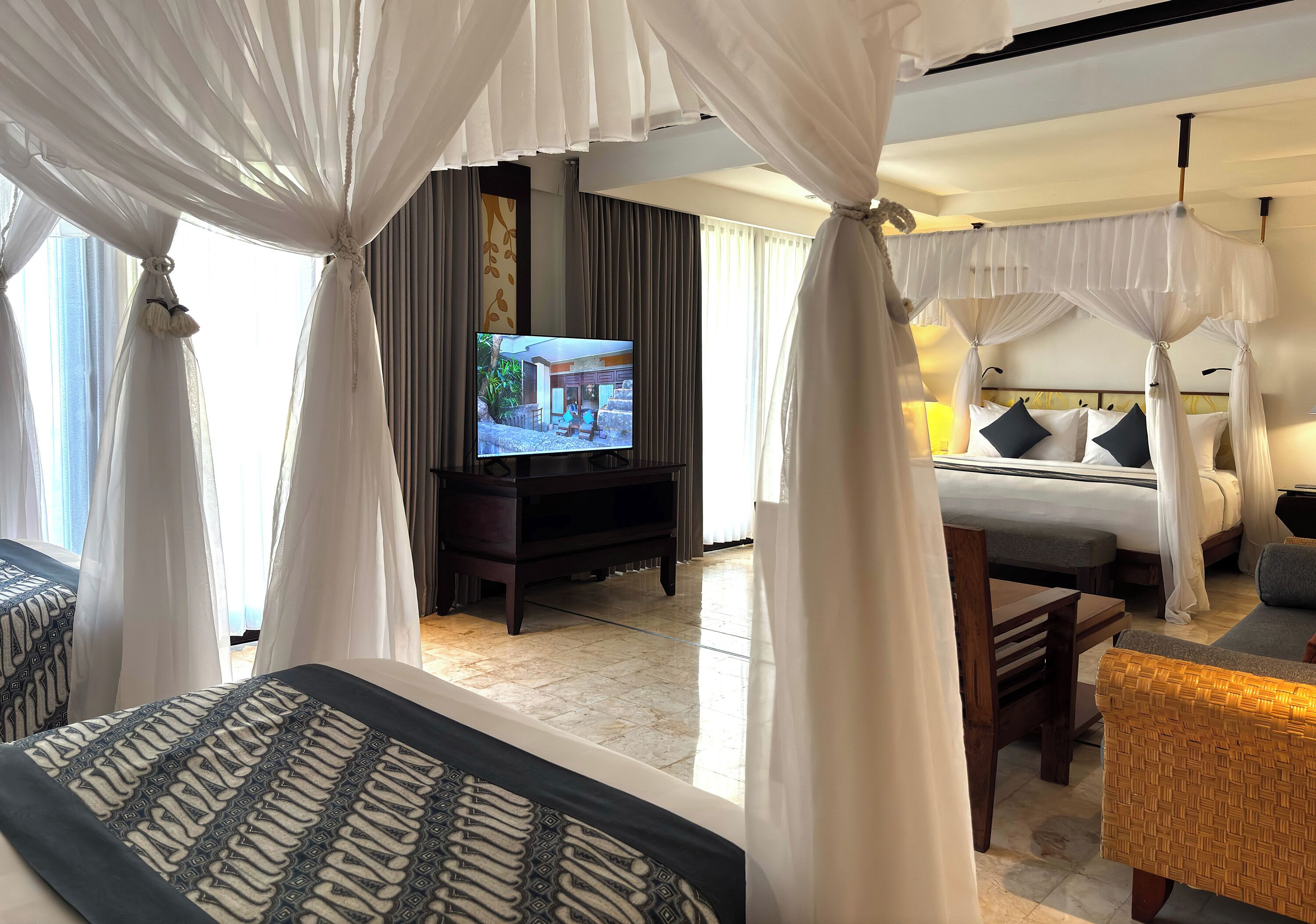 Una habitación de hotel con cama, televisión y zona de comedor.