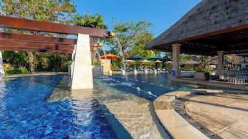 Alberca al aire libre y camastros