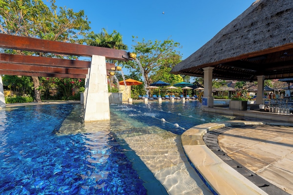 Una piscina al aire libre, tumbonas