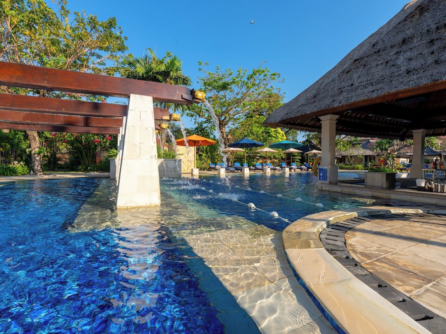 Piscina externa, espreguiçadeiras