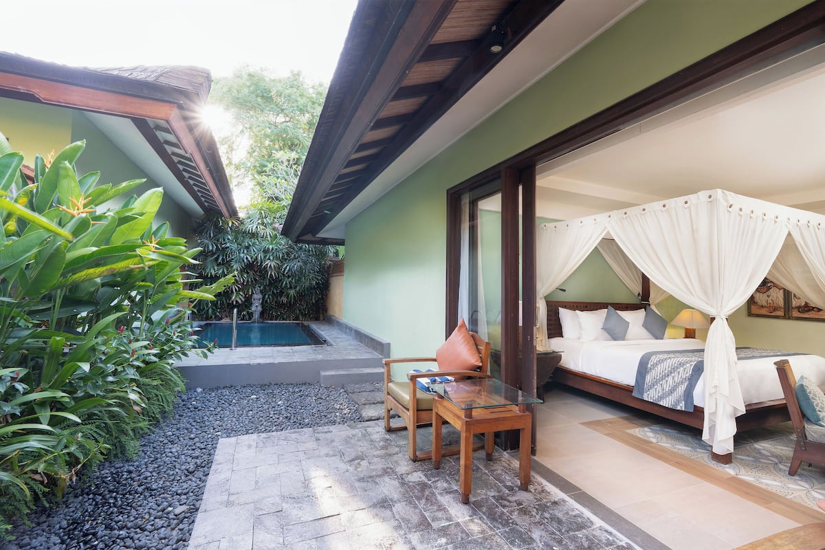 Villa, alberca privada | Caja de seguridad en la habitación y escritorio