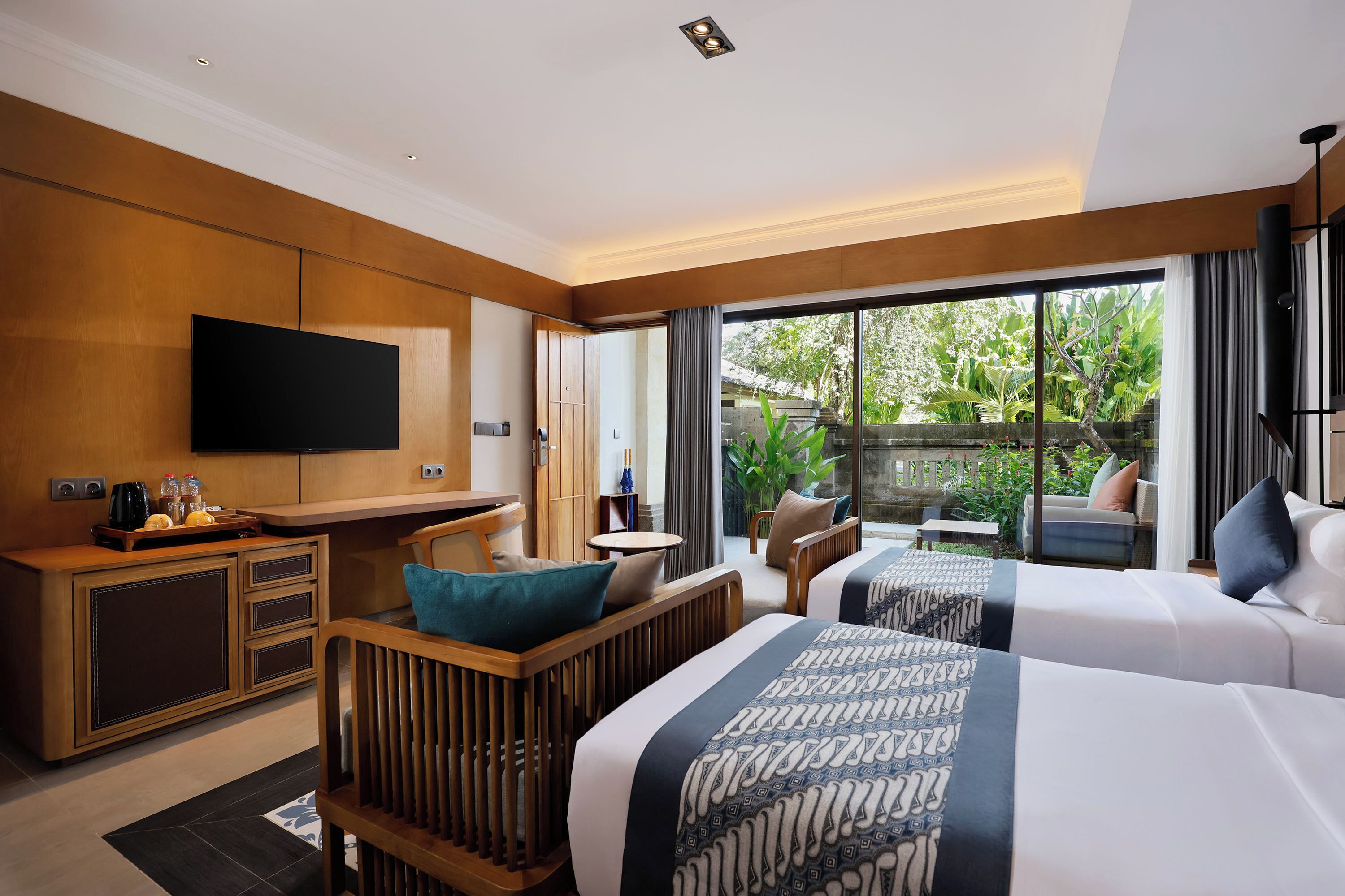 Grand Deluxe Room | Két bảo mật tại phòng, bàn, bàn ủi/dụng cụ ủi quần áo 