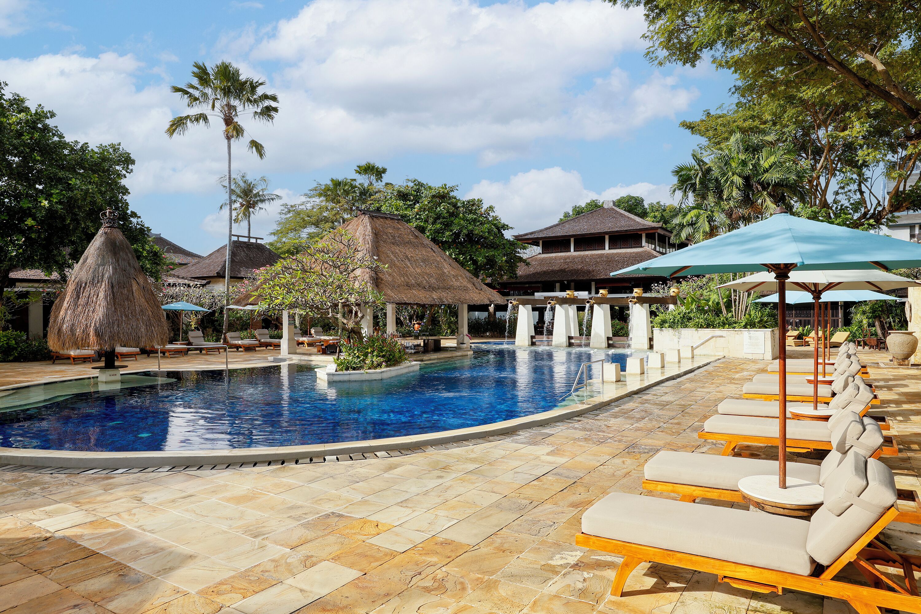 Outdoor pool, pool loungers