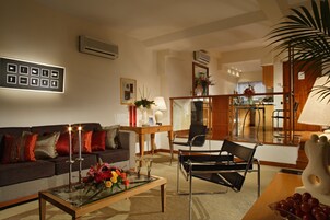 Caja de seguridad en la habitación y escritorio 