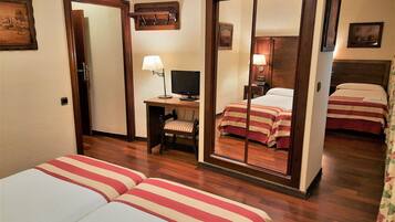 Familie vierpersoonskamer, Meerdere bedden | Een kluis op de kamer, een bureau, gratis wifi, beddengoed