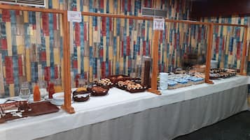 Tägliches Frühstücksbuffet (9 EUR pro Person)