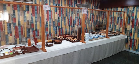 Desayuno buffet diario (EUR 9 por persona)