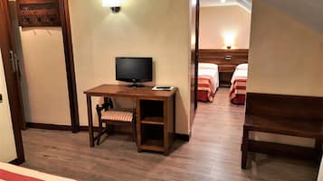 Chambre Quadruple Familiale, plusieurs lits | Coffres-forts dans les chambres, bureau, Wi-Fi gratuit, draps fournis