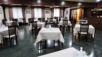 Serveert lunch en diner