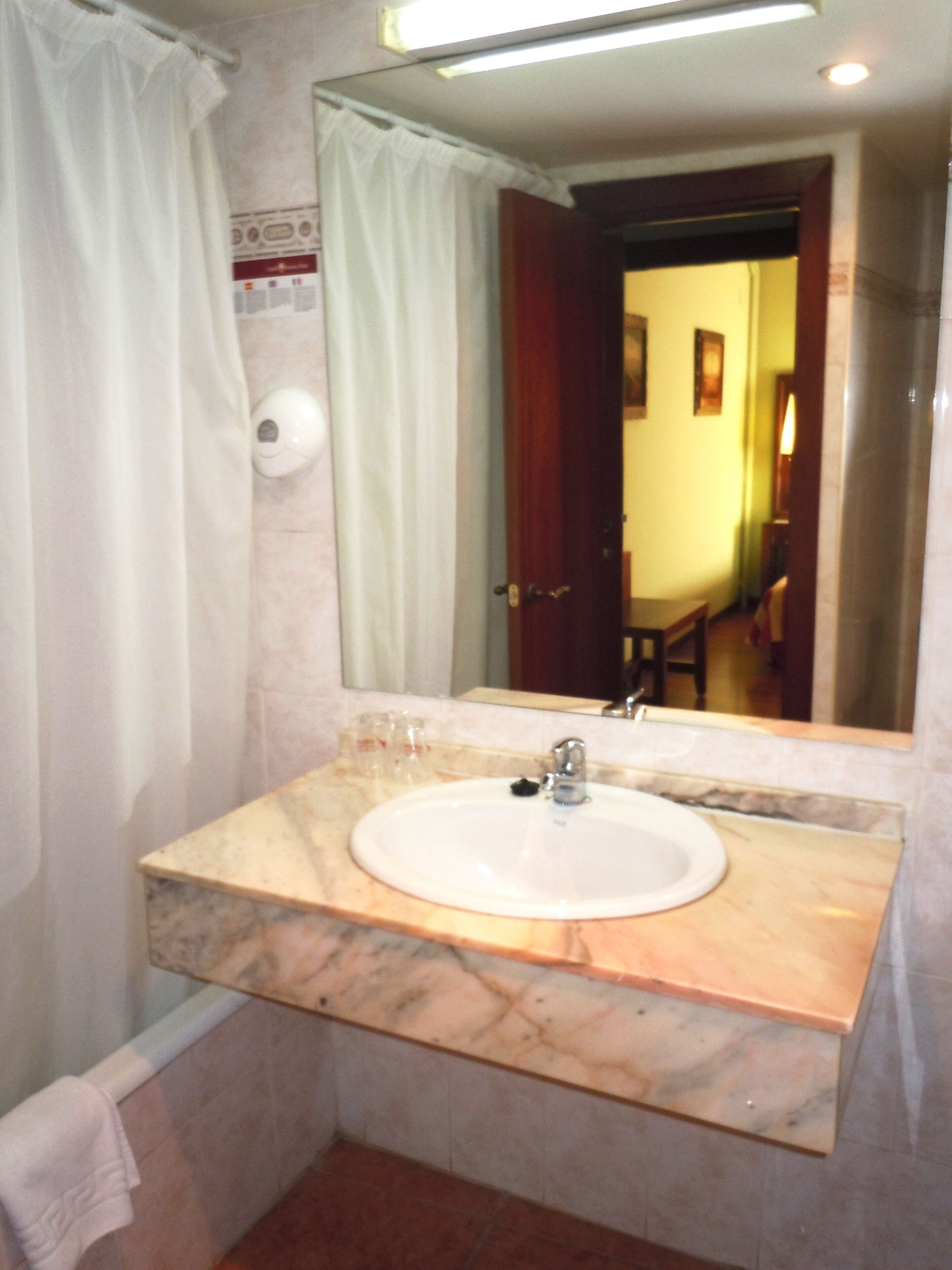 basic double room, 2 single beds, non smoking | bathroom | free toiletries, hair dryer, towels