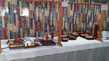 Un tavolo per buffet con diversi cibi e condimenti.