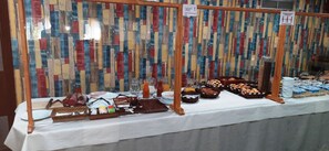 Tägliches Frühstücksbuffet gegen Gebühr