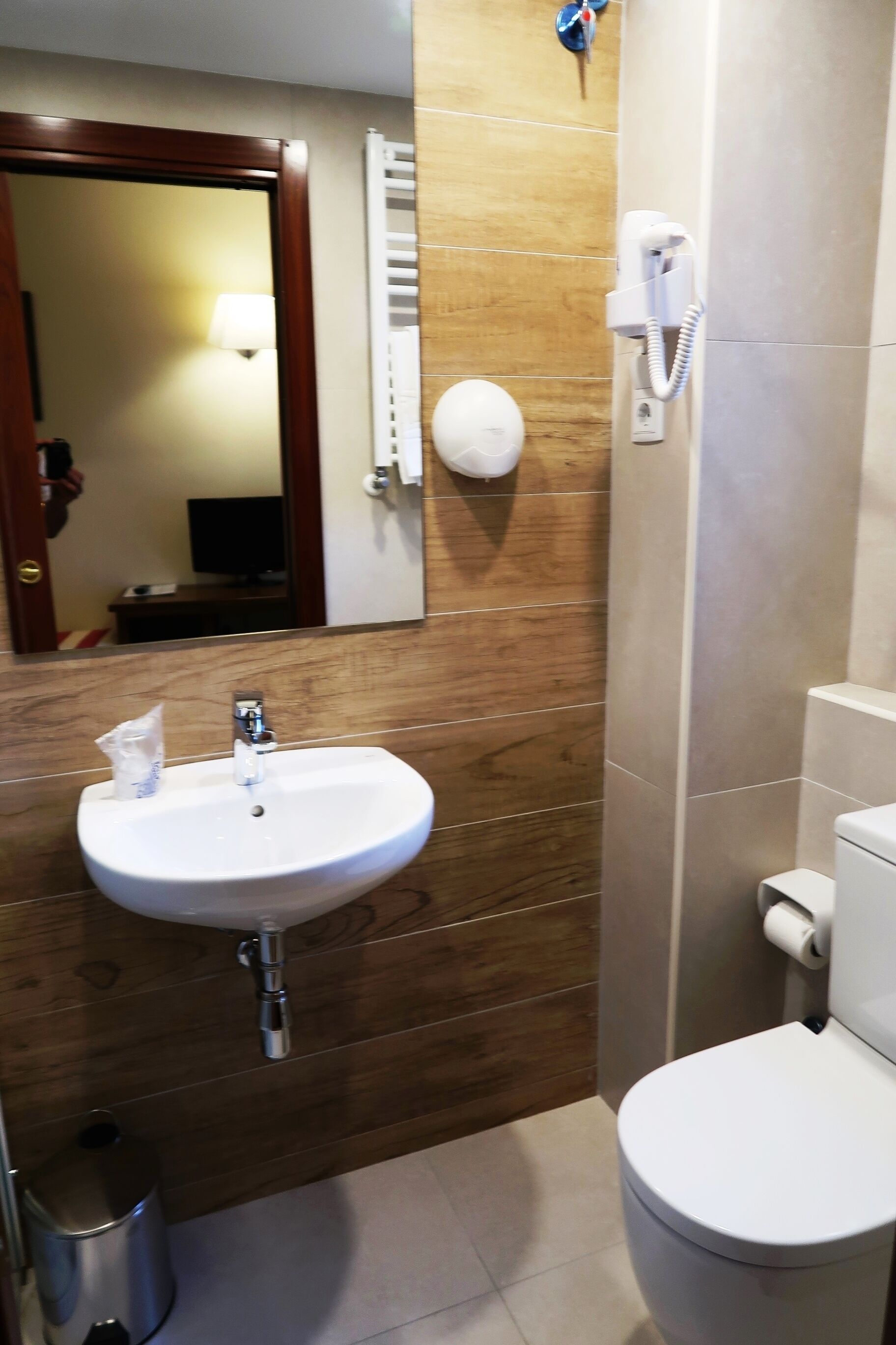 single room | bathroom | free toiletries, hair dryer, towels