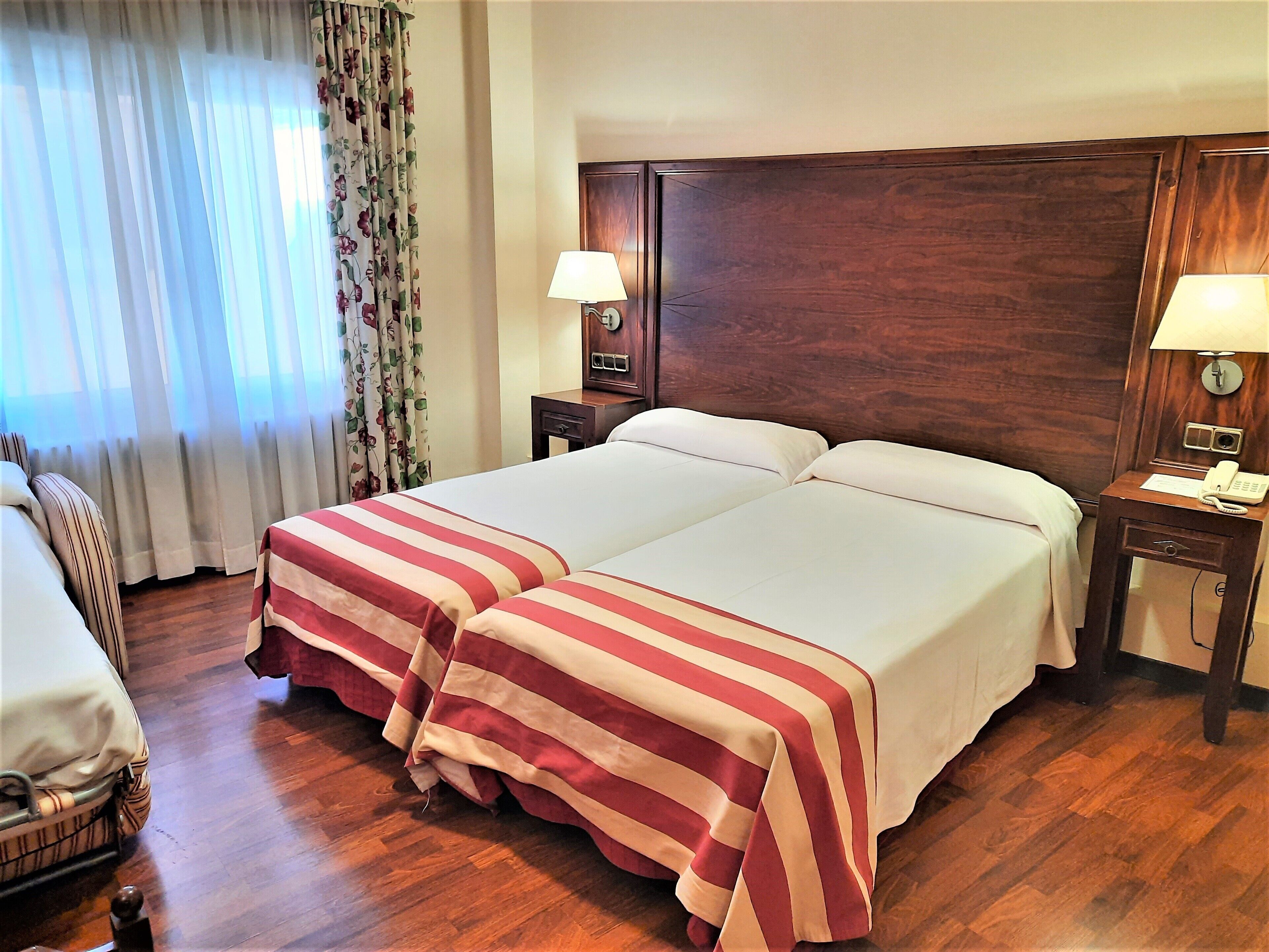 Coffres-forts dans les chambres, bureau, Wi-Fi gratuit, draps fournis