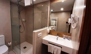 Chambre supérieure double | Salle de bain | Articles de toilette (gratuits), séchoir à cheveux, serviettes fournies