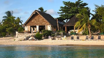 Yksityinen ranta, aurinkotuoleja, aurinkovarjoja, rantapyyhkeitä