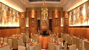 2 restaurants, breakfast served