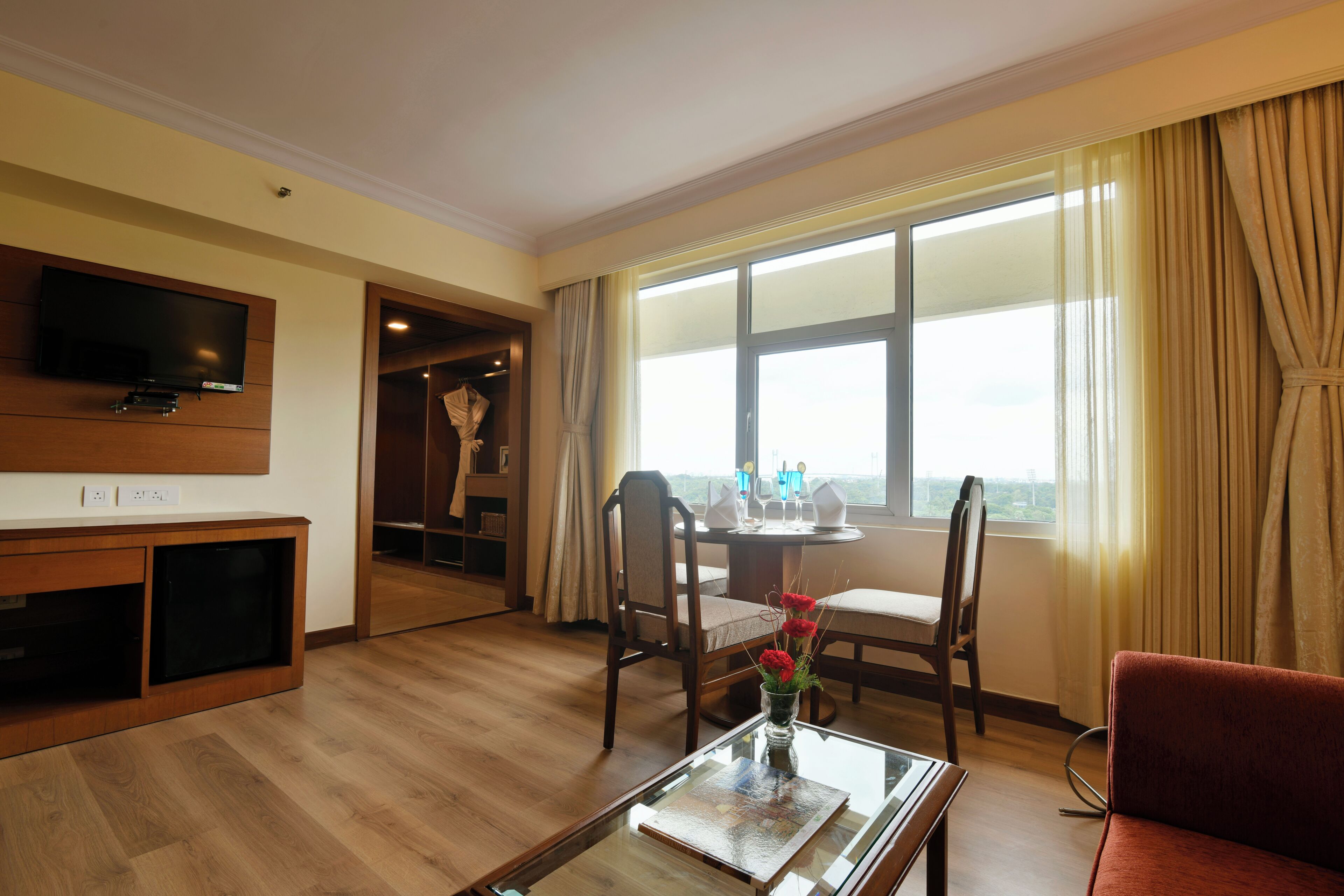 Suite, uitzicht op stad | Woonruimte | Een 32-inch ledtelevisie met satellietzenders