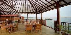 Outdoor dining - Poovar Island Resort (Neyyattinkara)