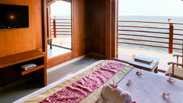 Floating cottage single | Premium bedding, minibar, in-room safe, desk