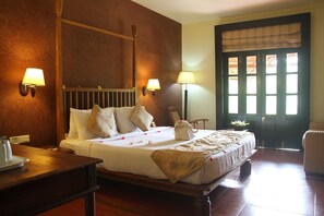 Sengetøy av topp kvalitet, minibar, safe på rommet og skrivebord