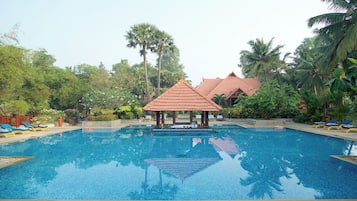 2 outdoor pools