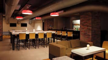 2 bars/lounges