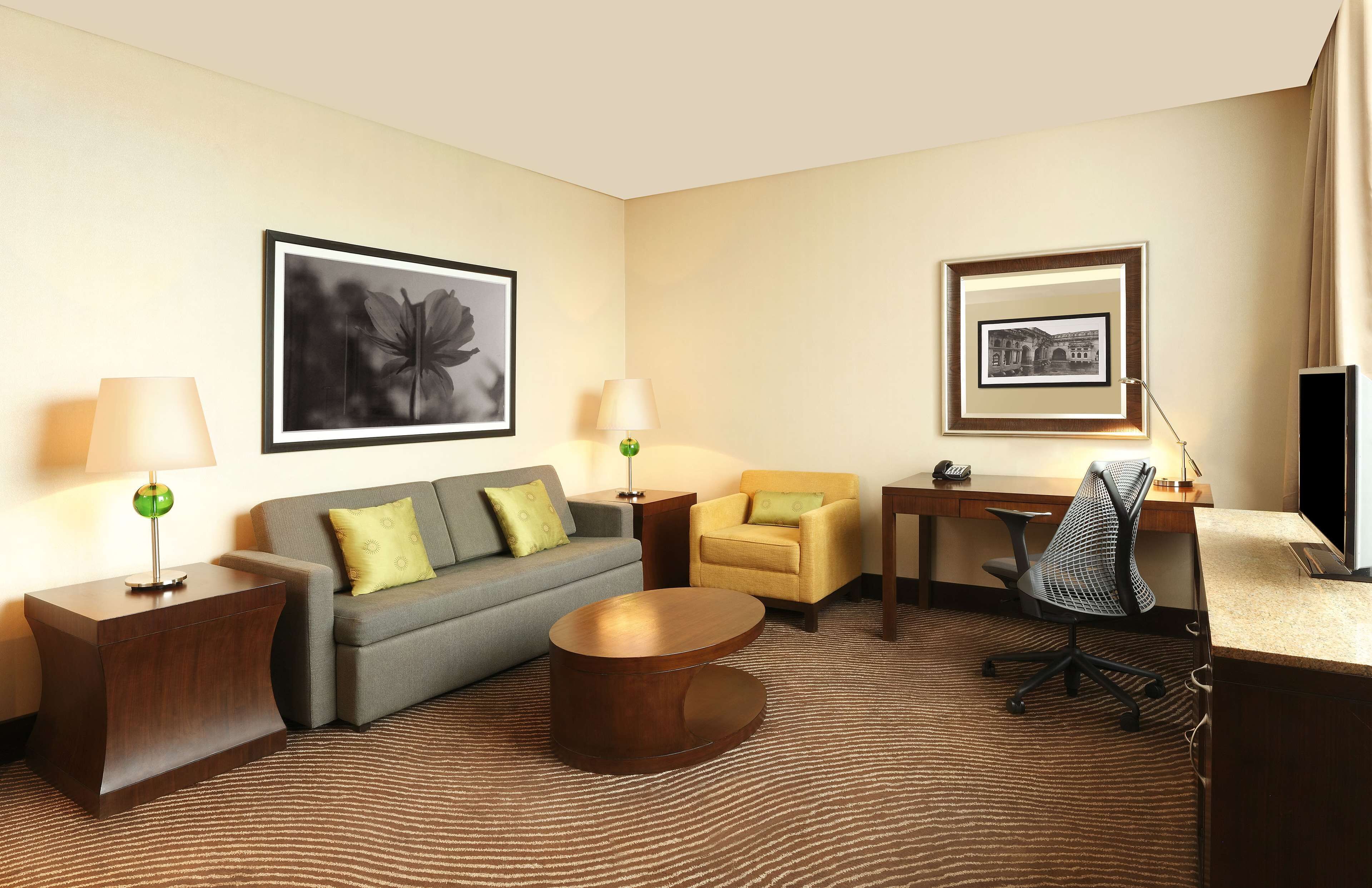 deluxe suite, 1 bedroom | premium bedding, memory-foam beds, in-room safe, desk