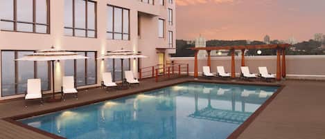 Zimmer, 1 King-Bett, barrierefrei | Pool | Außenpool, geöffnet von 07:00 Uhr bis 22:00 Uhr, Sonnenschirme