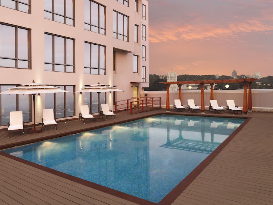 Chambre, 1 trÚs grand lit, accessible aux personnes à mobilité réduite | Piscine