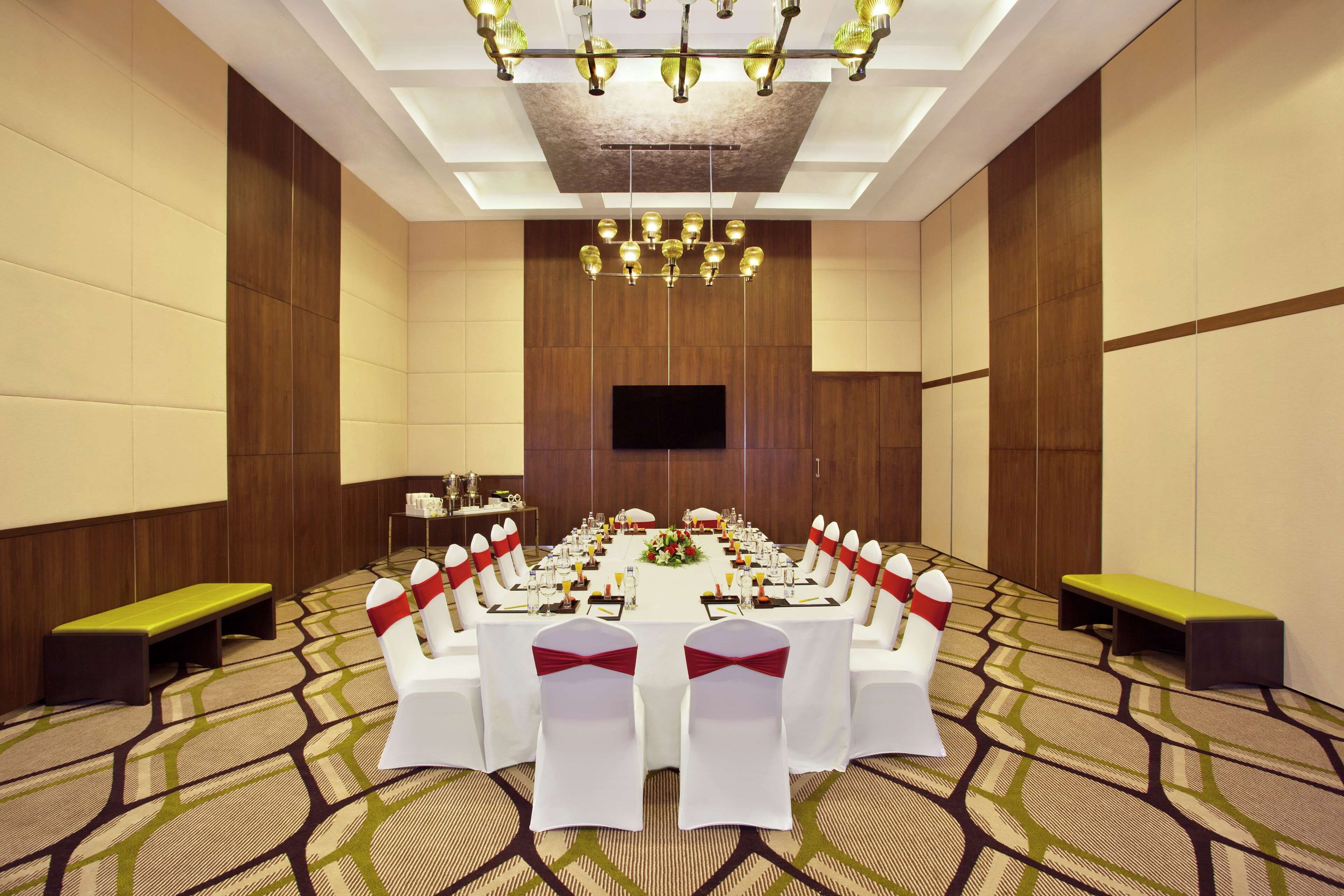 breakfast, lunch, dinner served; international cuisine