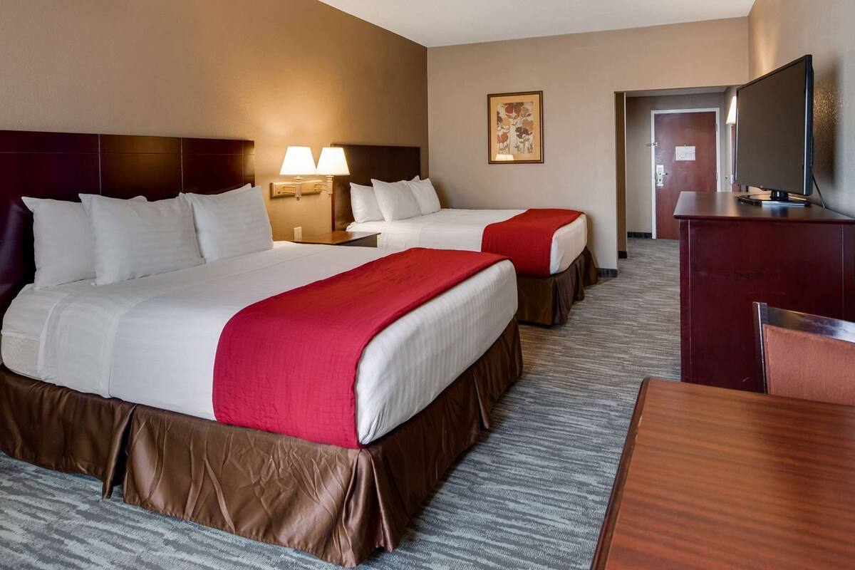Iron/ironing board, free WiFi, bed sheets