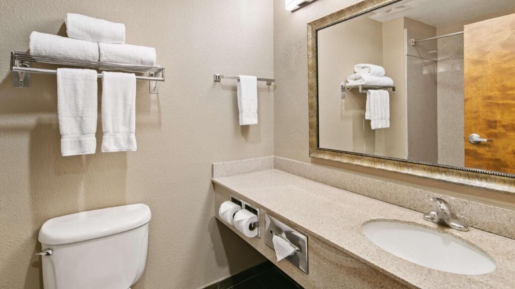 Combined shower/tub, free toiletries, hair dryer, towels