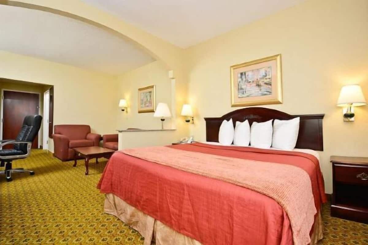 Tabla de planchar con plancha, wifi gratis y ropa de cama