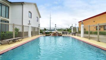 Piscina externa, espreguiçadeiras