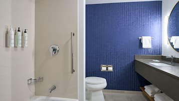 Amenidades de baño gratuitas, secadora de cabello, toallas