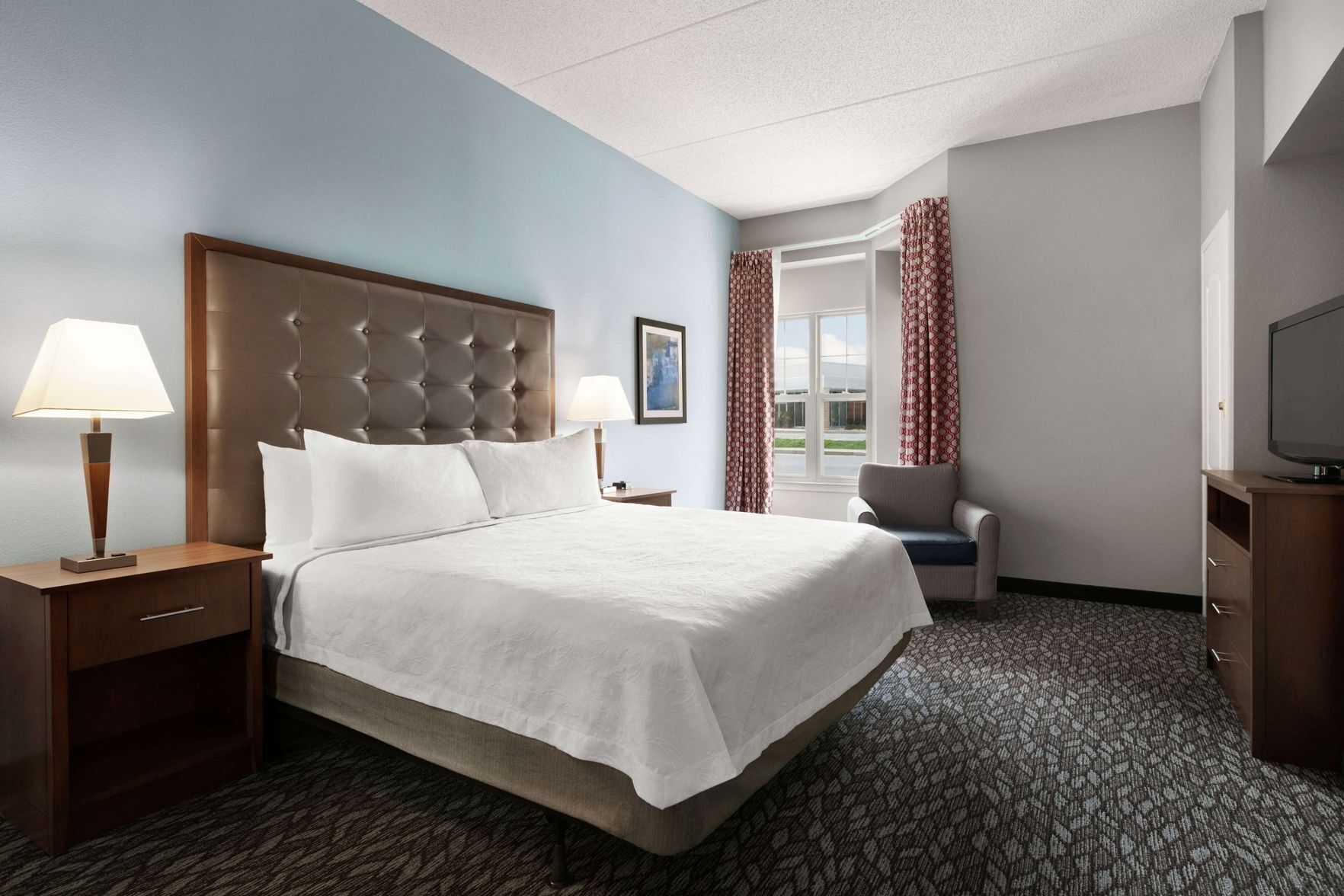 Hypo-allergenic bedding, in-room safe, desk, laptop workspace