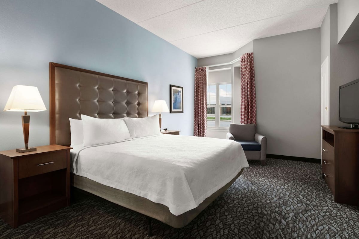 Hypo-allergenic bedding, in-room safe, desk, laptop workspace
