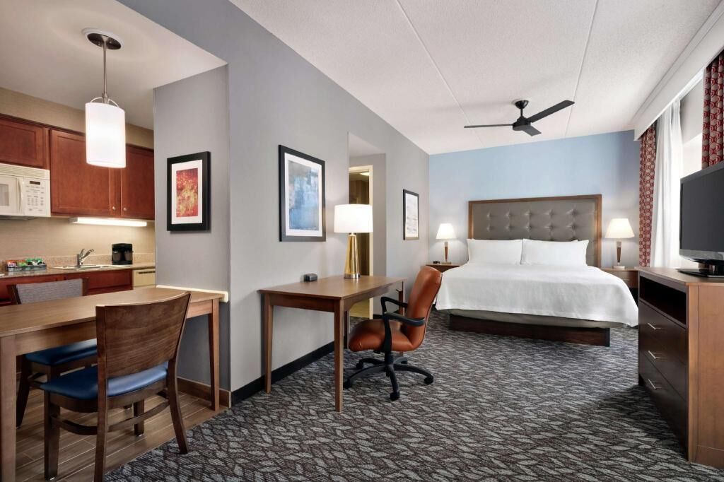 Hypo-allergenic bedding, in-room safe, desk, laptop workspace